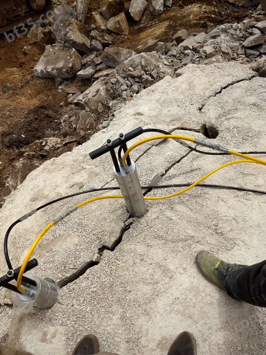 矿山岩石破碎液压式劈裂棒黔东原装配件更换