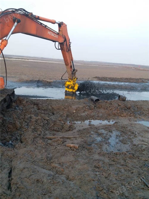 <strong>清淤工程中挖掘机安装抽泥泵、排泥泵</strong>
